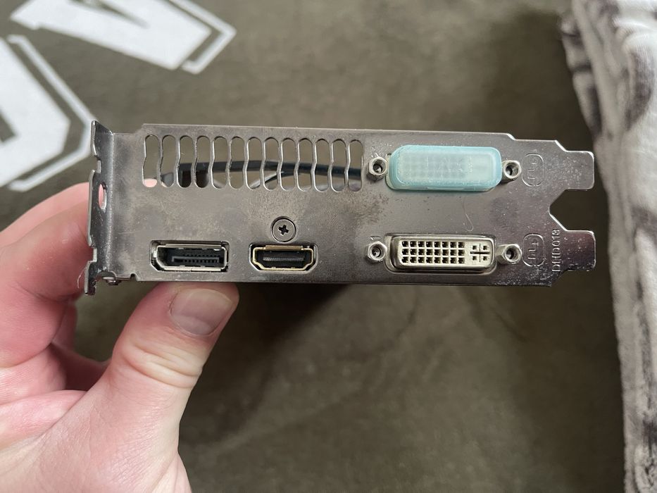 Продаю на запчастин не робочу відеокарту Gigabyte GV-N660OC-2GD