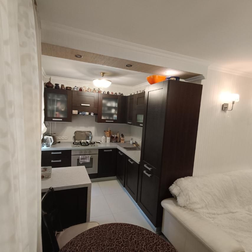 Продаю 3 ком кв Парковая 3/5 кирпич, ремонт, мебель, техника