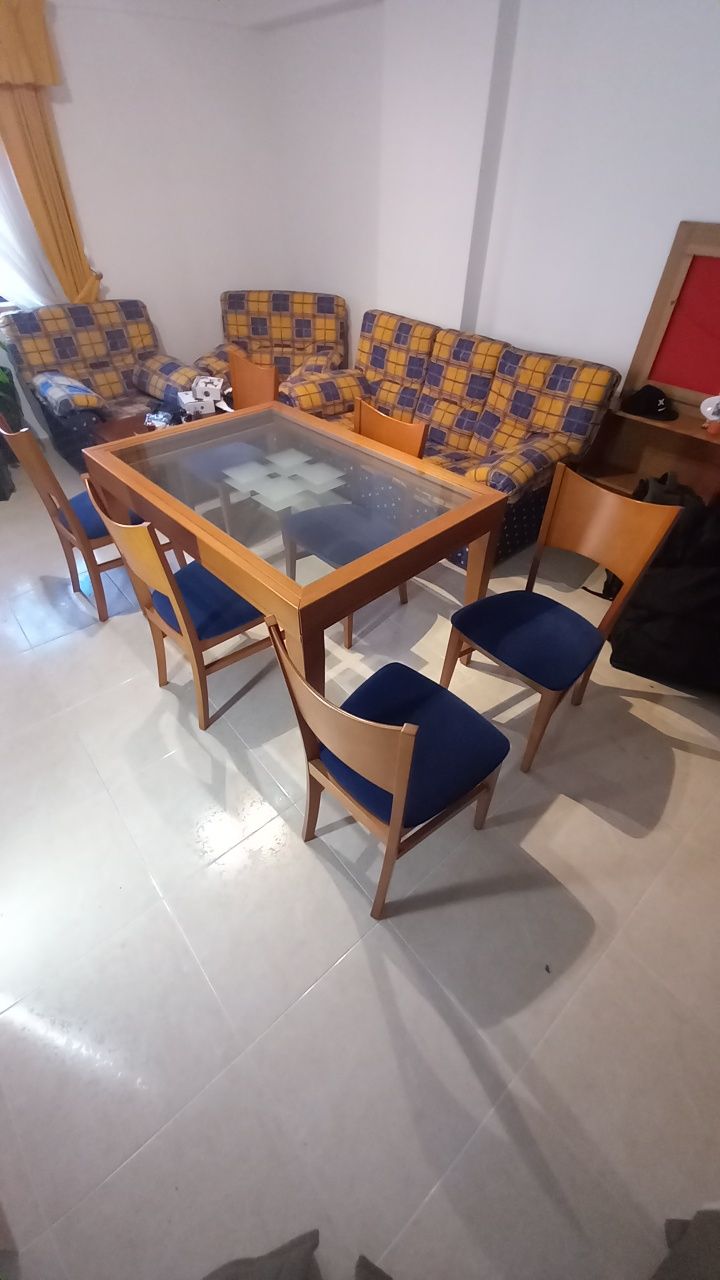 Mesa com tampo de vidro extensivel