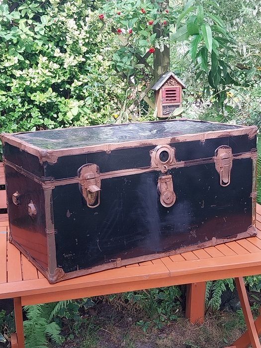 Stary kufer z metalową obudową retro