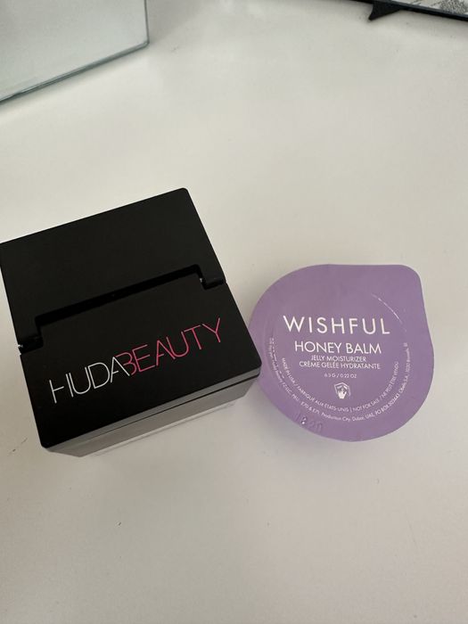 Huda Beauty - puder pod oczy