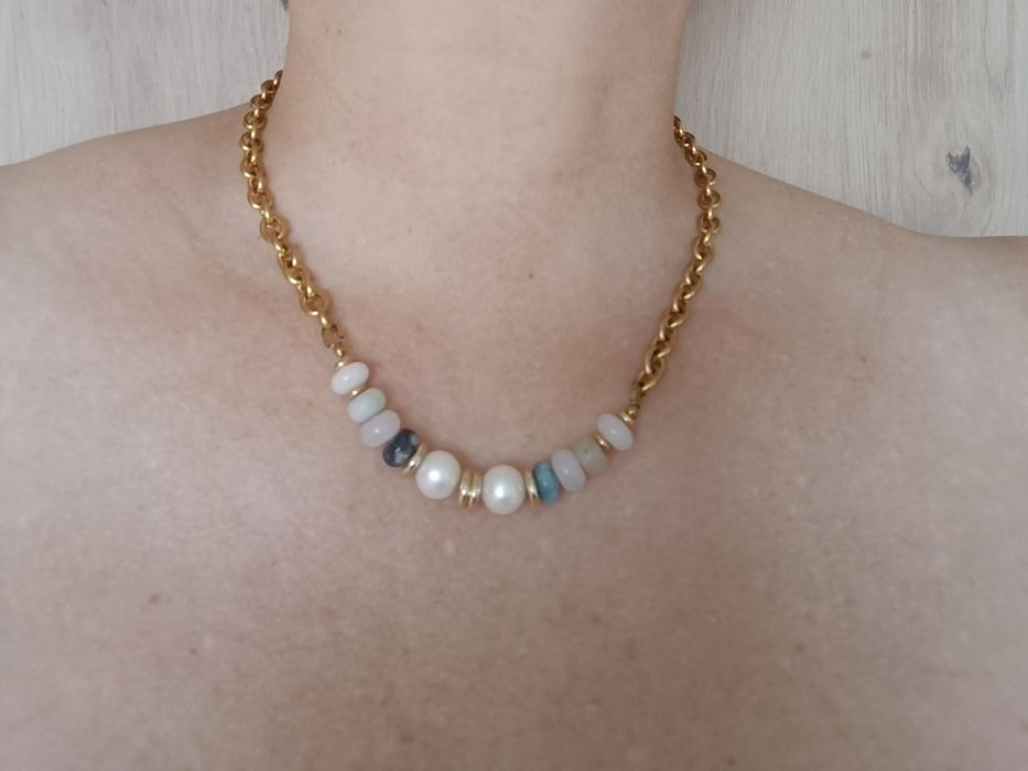 Naszyjnik na grubym złotym łańcuszku z naturalnymi kamieniami