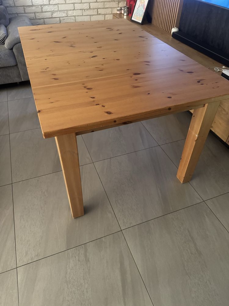Stół Ikea.