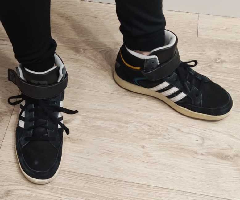 Czarne buty sznurowane za kostkę marki ADIDAS