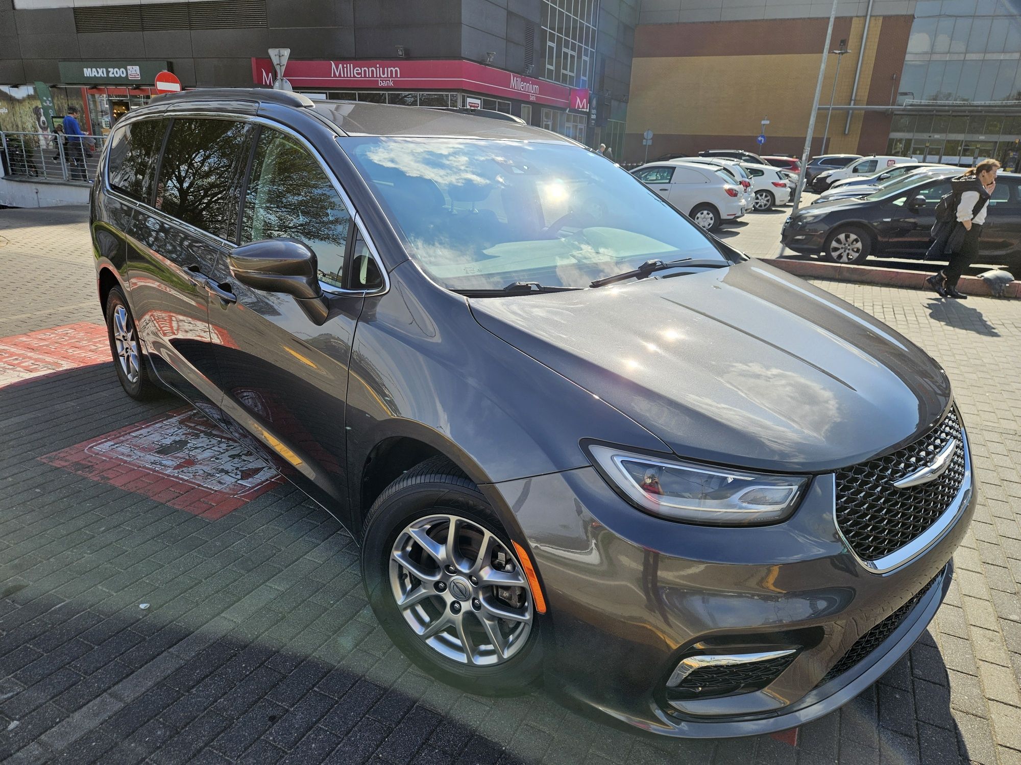 Wynajem samochodu Chrysler Pacifica bus minivan