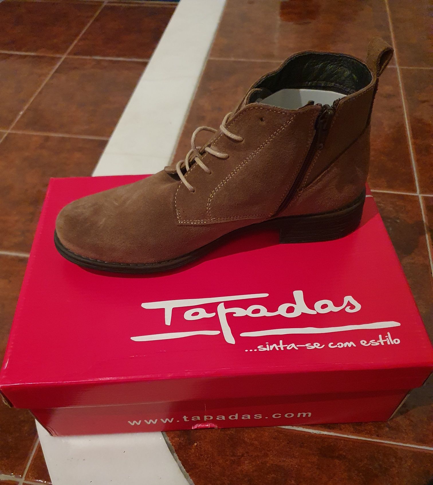 Botas de camurça em camel