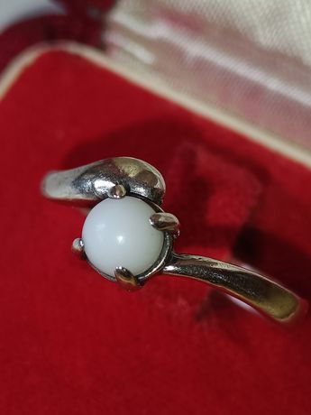 Stary srebrny delikatny pierścionek z mlecznym oczkiem