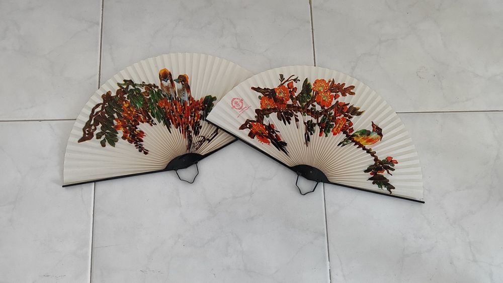 Leques em papel e metal com motivos chineses