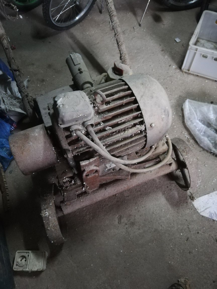 Sprzedam silnik 7. 5 kw wraz z wózkiem.