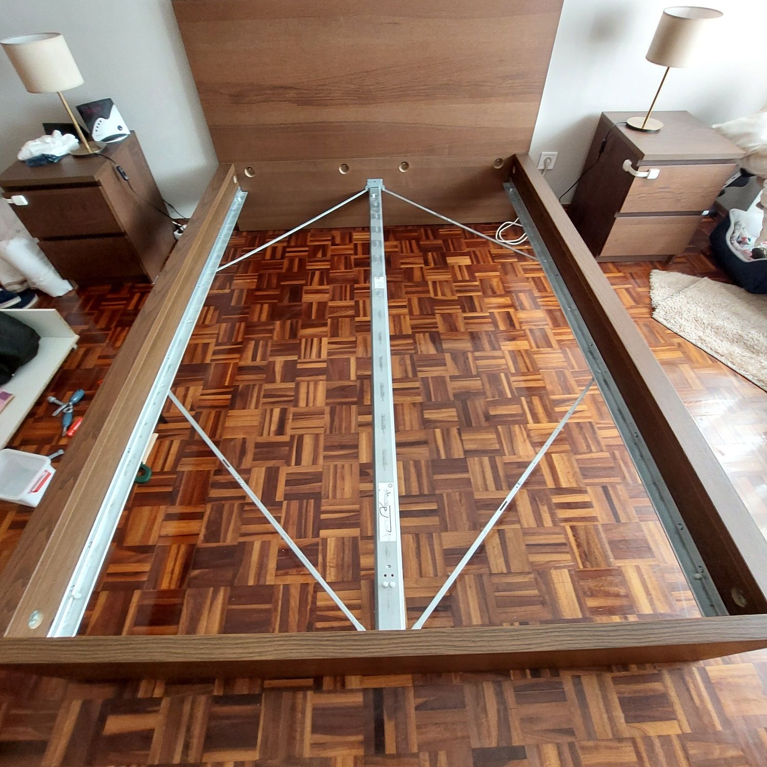 Cama de casal em bom estado