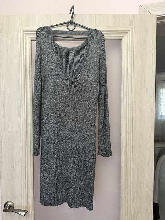 Плаття з голою спинкою