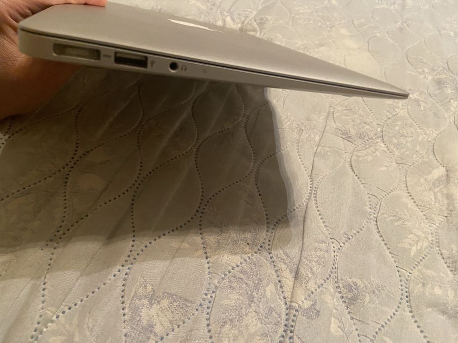 Продам Macbook Air 11” 2012 года