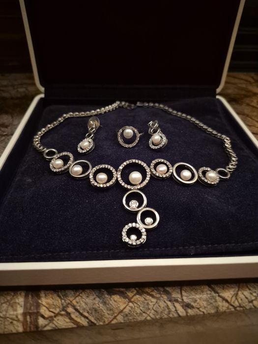 Украшения из натурального жемчуга .набор новый.очень изящно смотрится