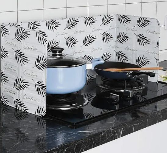 Захисна панель від жиру для плити.