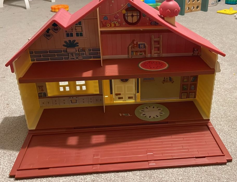 Casa bluey com a bluey e o pai sem mobilias