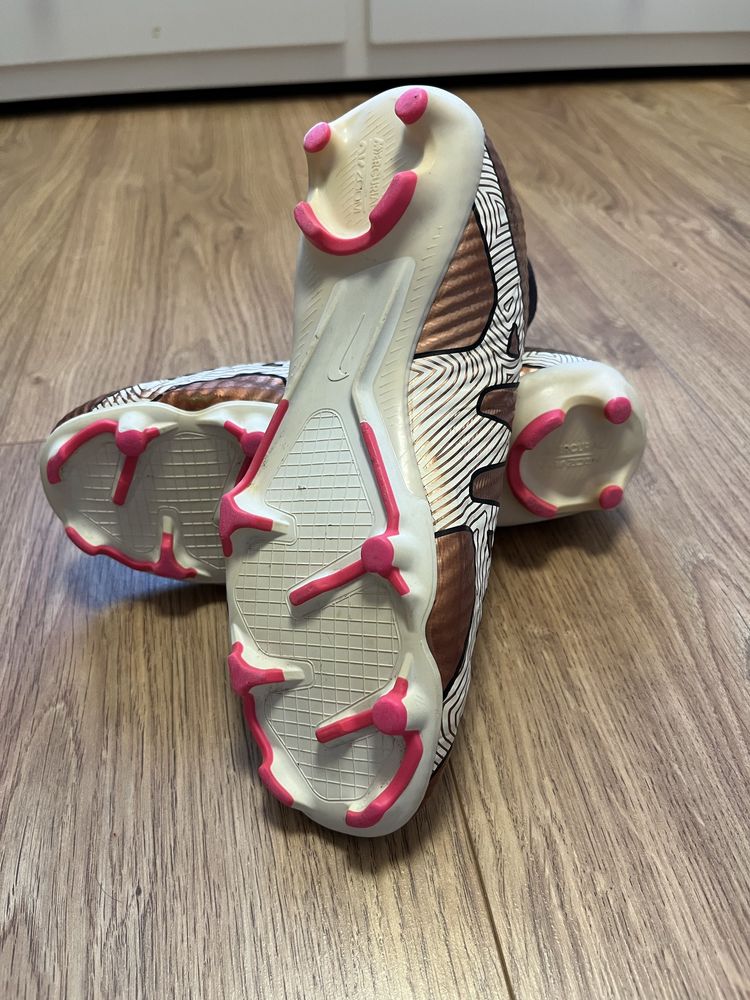 Korki nike, złote