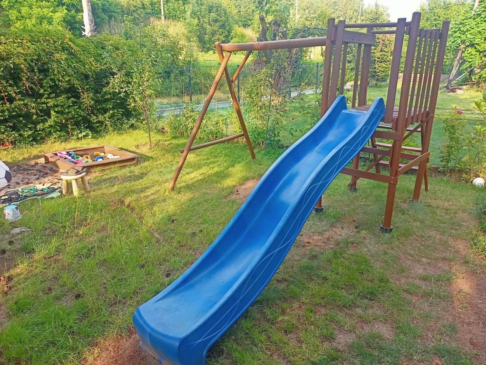 Drewniany plac zabaw dla dzieci na huśtawkę, ze zjeżdżalnią