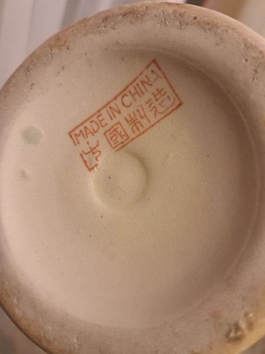 Wazon ze złotymi zdobieniami