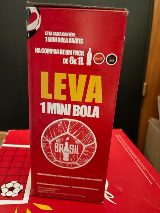 2 bolas da Coca Cola uma grande de futebol e uma pequena mundial Brasil em caixa novas