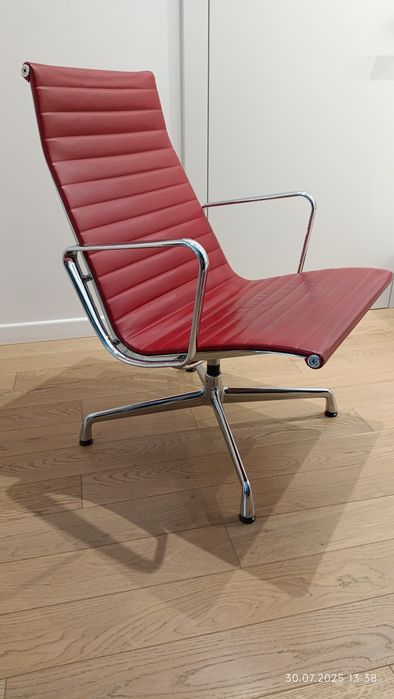 Fotel obrotowy, czerwony proj. Charles & Ray Eames