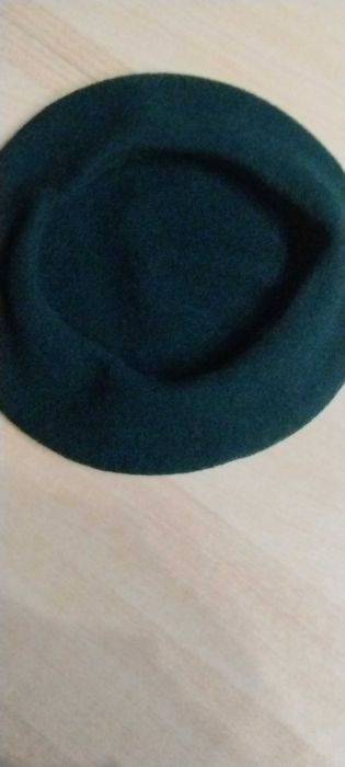 Beret damski w kolorze butelkowej zieleni .