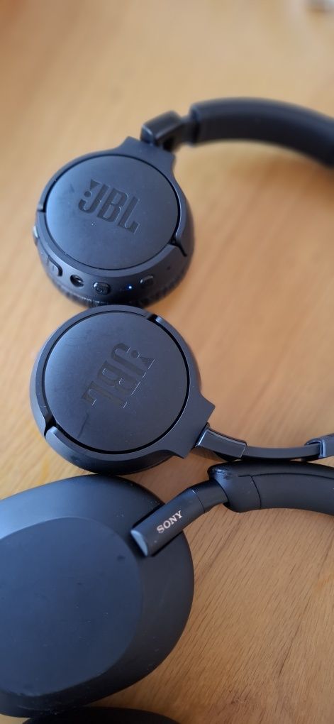Vendo 2 fones um jbl e outro sony mx5