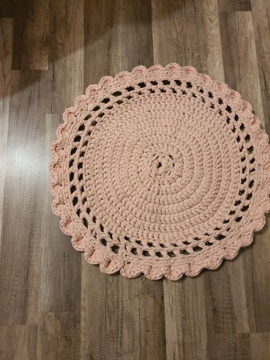 Szydełkowy okragly chodniczek odcienie różu