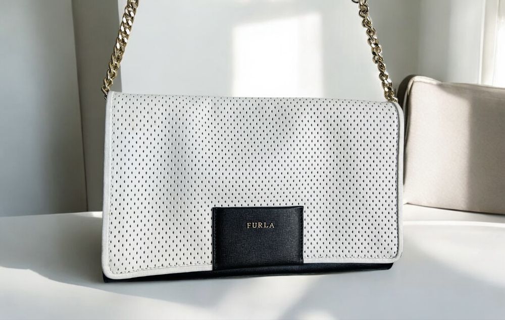 Furla Torebka skórzana zamsz zamszowa skóra biała pasek złoty łańcusze