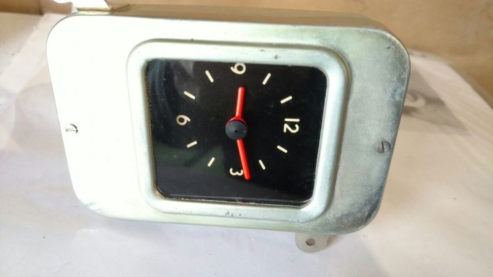 Годинник  автомобільний,люмінесцентні  стрілки.