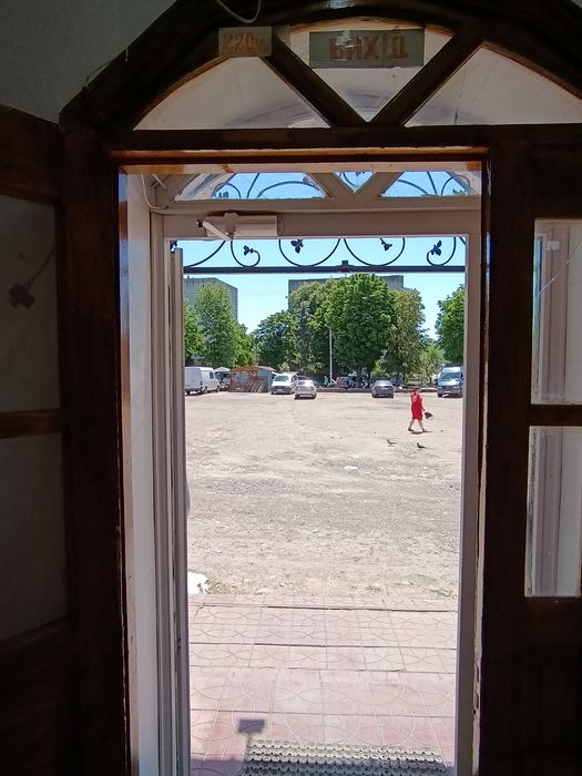 Задаётся торговый зал 80 КВ м плюс40 метров подсобное помещение в