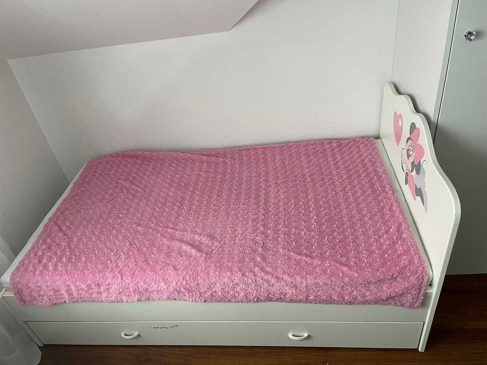 Białe łóżko marki Meblik z logiem Minnie Mouse