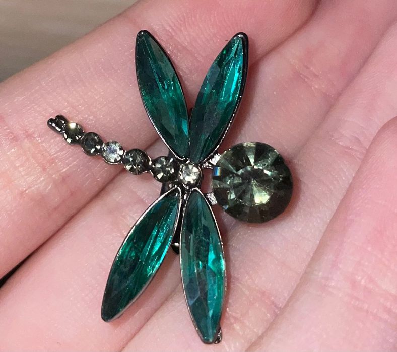 Дуже красива брошка