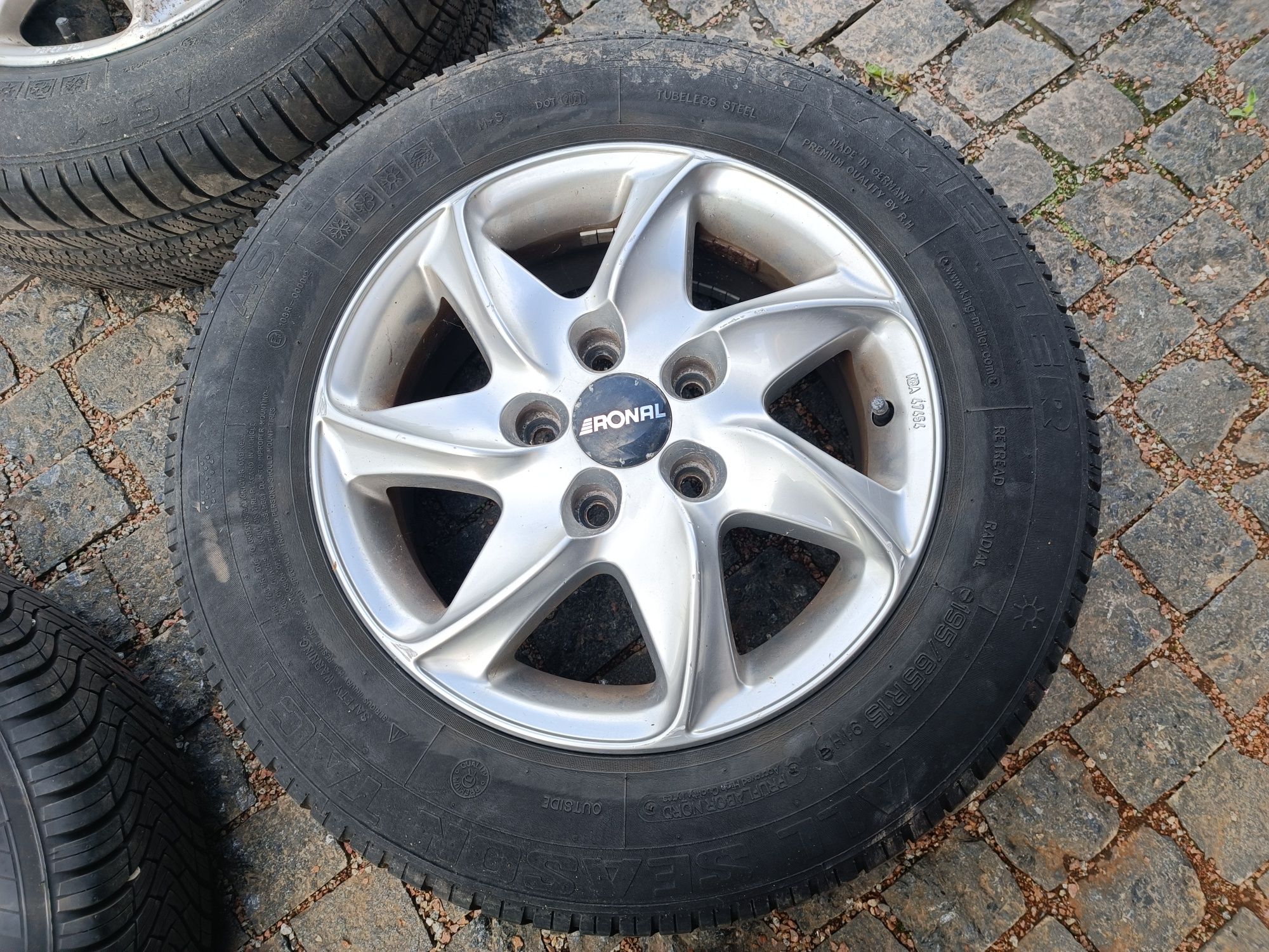 Продам комплект колес диски титаны 5*114.3 R15, резина зима 195/65R15