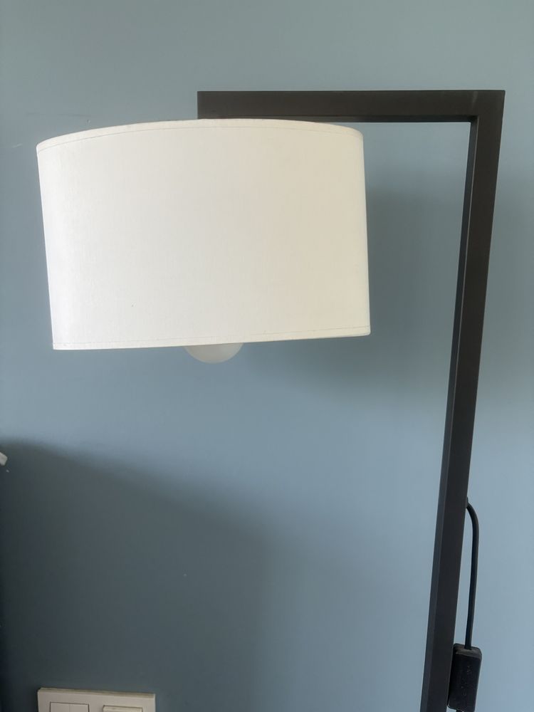 Lampa stojaca z abazurem.
