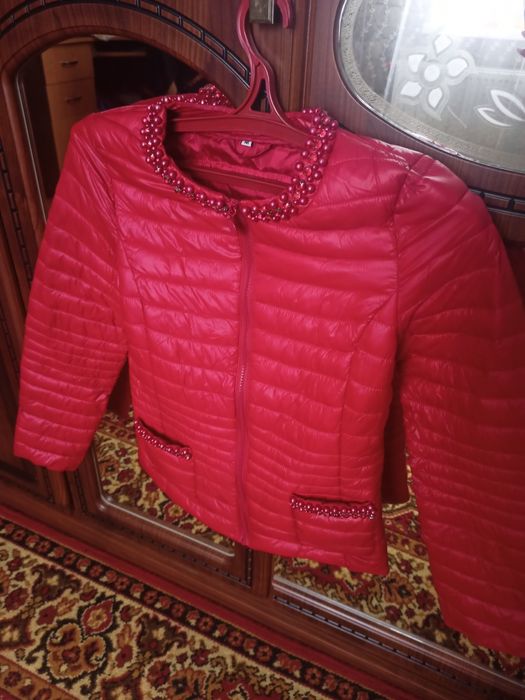 Куртка червона весна