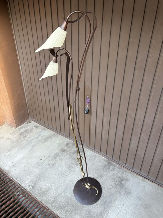 Lampa stojąca w sytulu retro