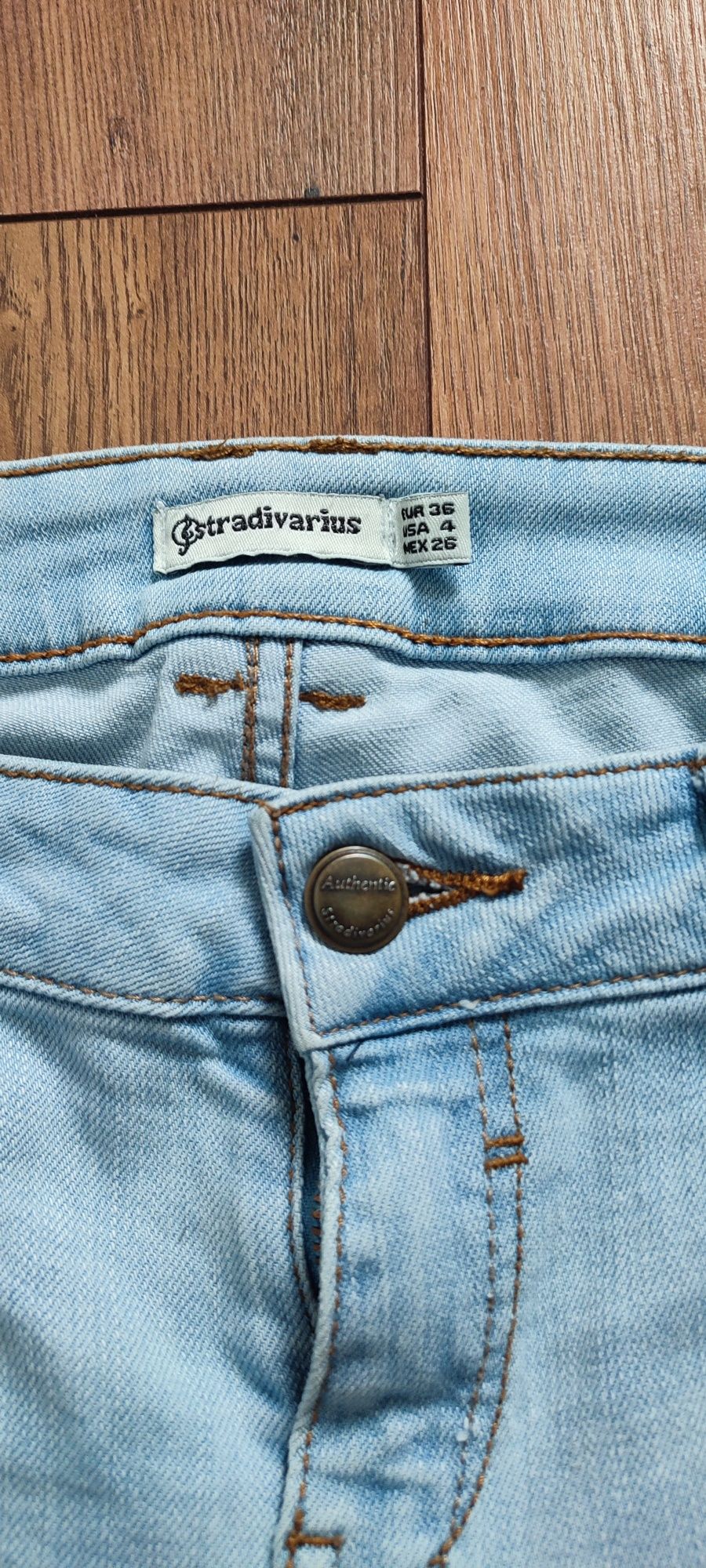 Jasne jeansy rurki Stradivarius dziury przetarcia modne