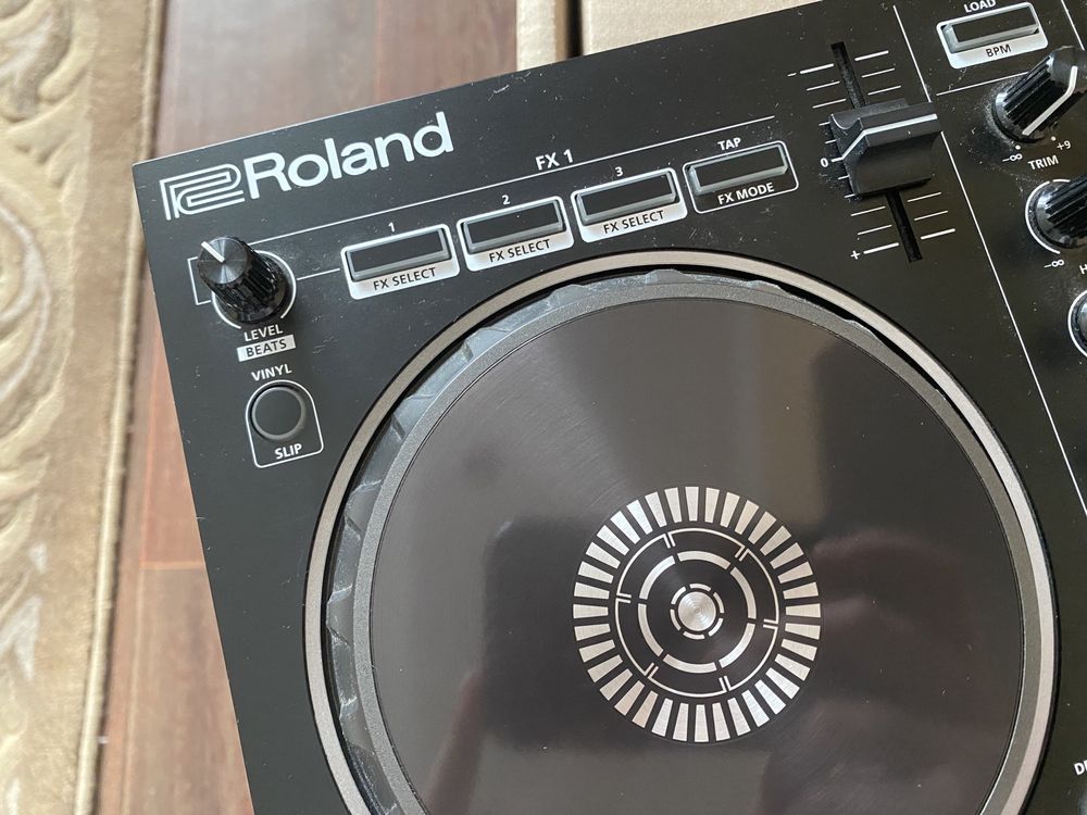Контроллер Roland DJ 202
