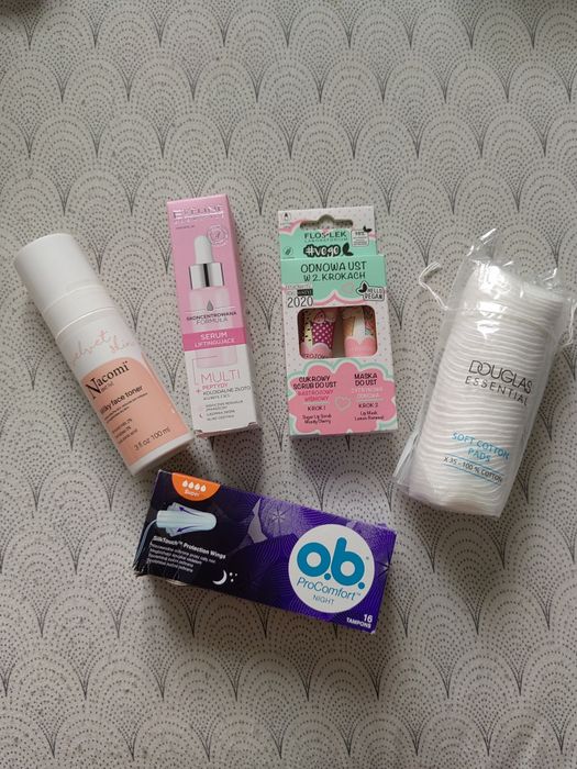 Zestaw kosmetyków i przyborów higienicznych