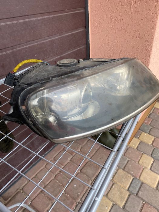 Права передня фара Volkswagen Touareg 2007