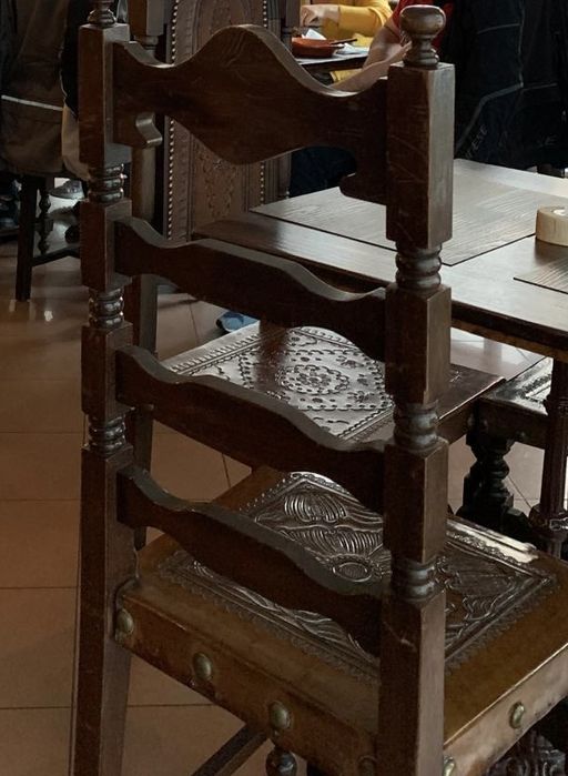 Cadeiras de madeira antigas