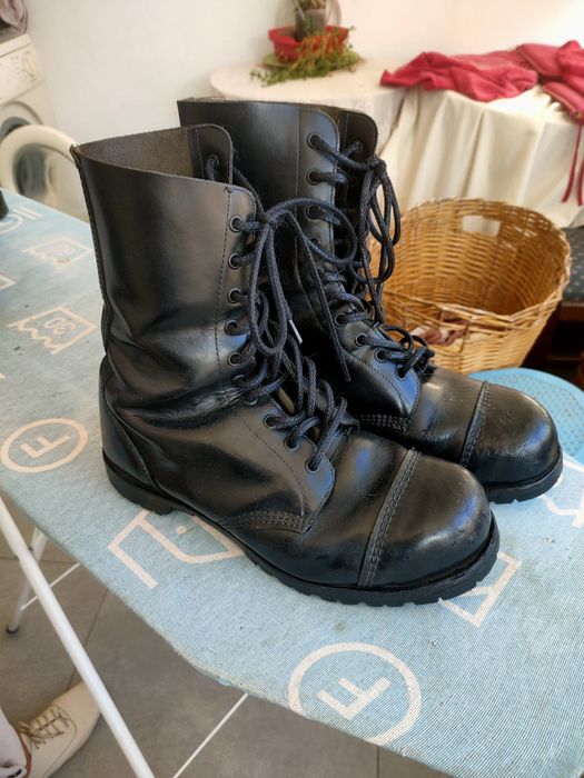 Botas tipo tropa. Biqueira , calcanhar e sola de aço