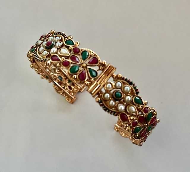 Duas pulseiras indianas em primoroso trabalho.