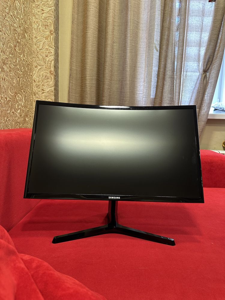 Монитор SAMSUNG Essential Curved Monitor 24’