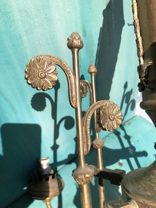 Candeeiro Vintage em Latão. em bom estado. Alguns detalhes de flores
