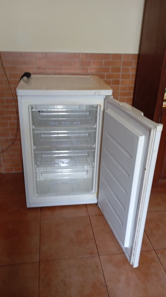 Arca vertical com gavetas