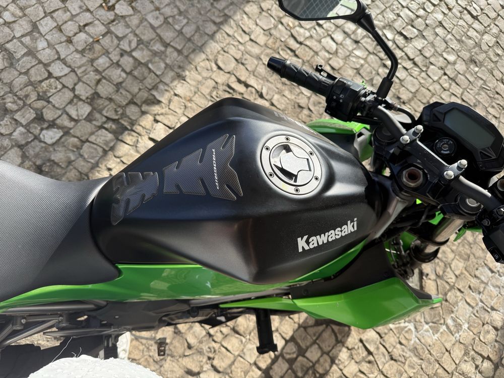 Kawasaki Z250 SL com ABS