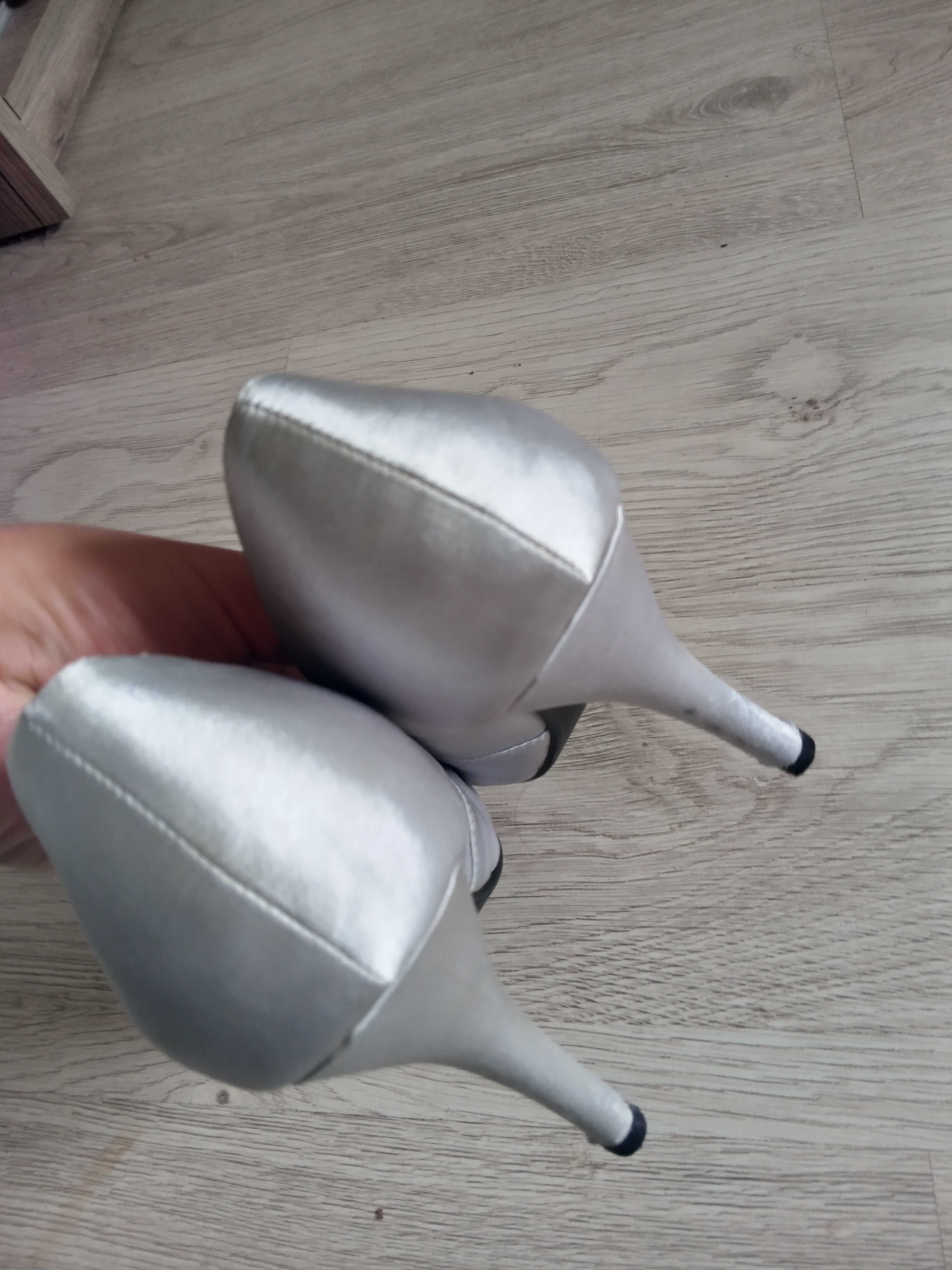 Buty na obcasie srebrne roz. 39