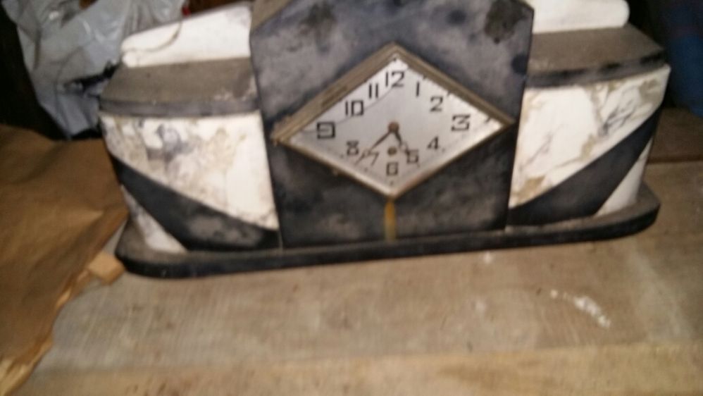 Zegar w obudowie marmurowej na kominek