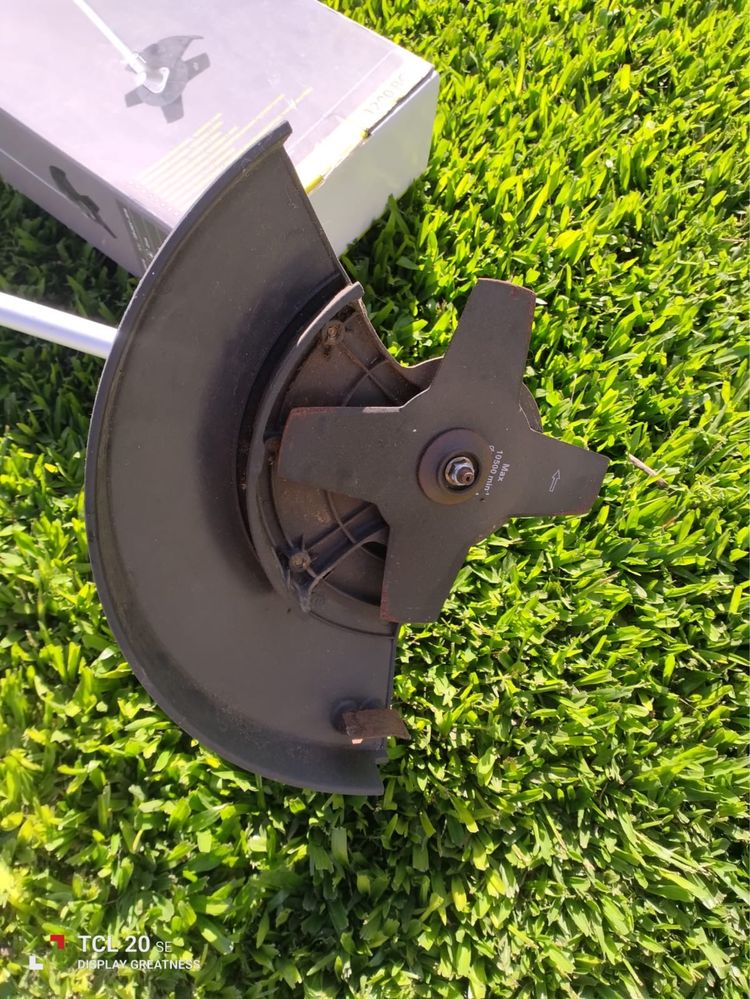 Máquina de fio para aparar os cantos da relva